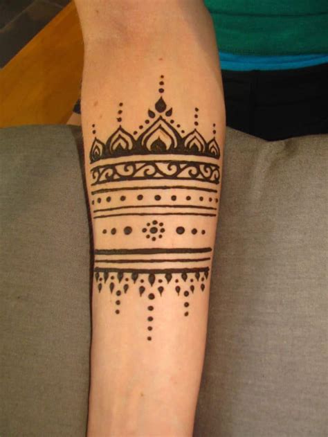 Your artist can use different types of flowers to fill your hands. 15 Elegant Armband Mehndi Designs 2020 - SheIdeas
