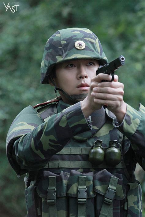 Başrol oyuncuları sevdiğim 2 oyuncuydu. Hyun Bin, "Crash Landing on You" Drama Set Behind-the ...