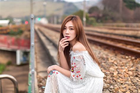 Fondos De Pantalla Asiático Mujer Modelo Morena Pelo Largo Vías De Tren Urbano Mujeres