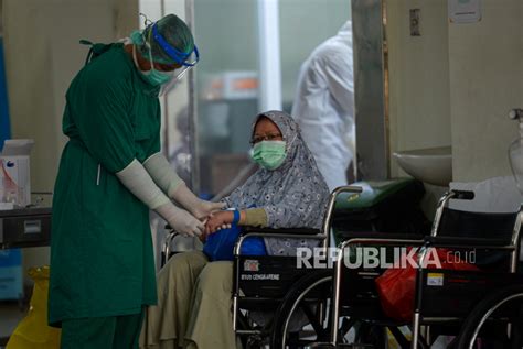 Rumah Sakit Jakarta Penuh Pasien Terpaksa Antre Dirawat Republika Online