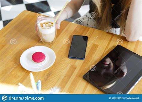 Un ssd può velocizzare le attività di tutti i giorni di sei volte. Una Tavola Di Legno Di Lavoro Dello Scrittorio Con Il ...