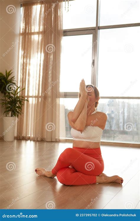 Mujer Madura Practicando Yoga Foto De Archivo Imagen De Yoga Actitud