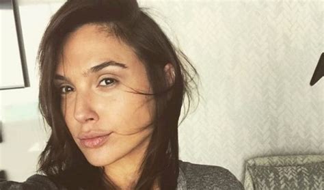 Not that gal gadot doesn't have those things but i'm assuming the as a young and decently attractive women myself (though definitely not gal gadot), i don't think it's unobtainable even without a ton of money. Gal Gadot no makeup - The beauty power of the Wonder Woman