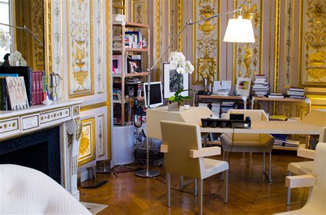 Home office) est un département exécutif du gouvernement britannique chargé des compétences de politiques intérieures comme la sécurité. Bureau de la ministre de la Culture et de la Communication ...