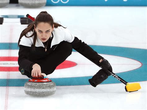 Russian Curling Athlete Falls On Ice At Winter Olympics Business Insider