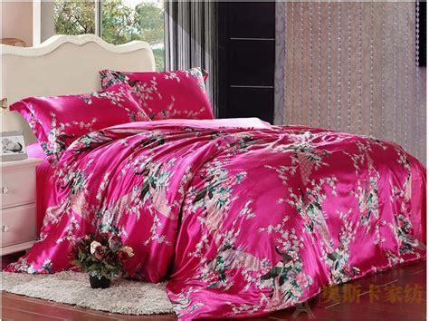 Shop high quality 100% mulberry silk bedding.fine best silk bedding with low price.available in twin, queen, king, full and california king sizes,free shipping and and there are many different colors for your choice, like pink silk bedding, black silk bedding and other color of silk bedding. Peacock feather print hot pink silk bedding comforter set ...