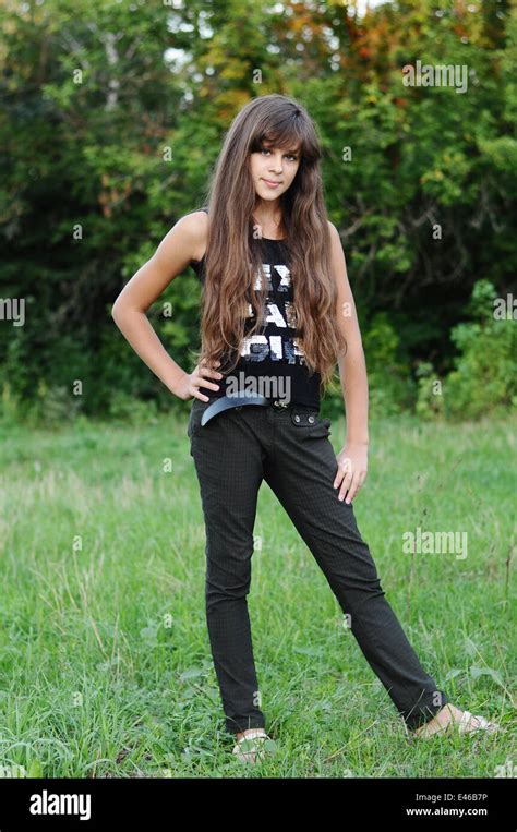 Mädchen Teen Teenager Übergang Alter 13 14 15 Jahre Brünette Haare Lange Dunkle Natur Park Open