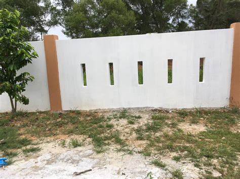 Kebanyakan pagar besi berbentuk garis vertikal, tapi pagar yang satu ini dibuat dengan garis horizontal sehingga memberik kesan tersendiri. Kos Pagar Rumah | Desainrumahid.com