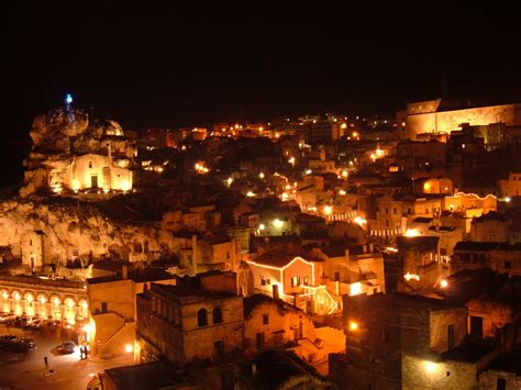 Foto Italia: Sassi di Matera, Basilicata - panorama di giorno e di notte