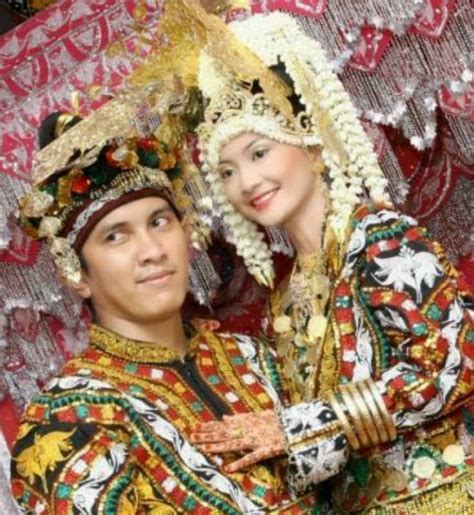 5 Pakaian Adat Tradisional Terunik Di Indonesia Artikelnetwork