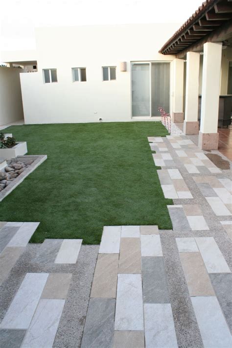 En la terraza del departamento que alquila, la diseñadora industrial victoria kon colocó una mesa para 10 personas de diseño propio, junto al chulengo que dejaron los dueños de casa. homify | Piso para patio