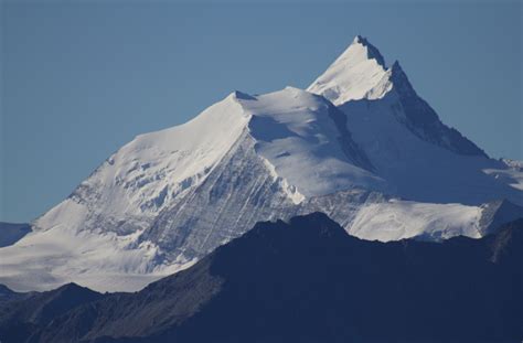 The bishorn (4,153 m) is a mountain in the pennine alps in switzerland, just north of the weisshorn. Bishorn (4.153 m) un cuatromil perfecto para empezar ...