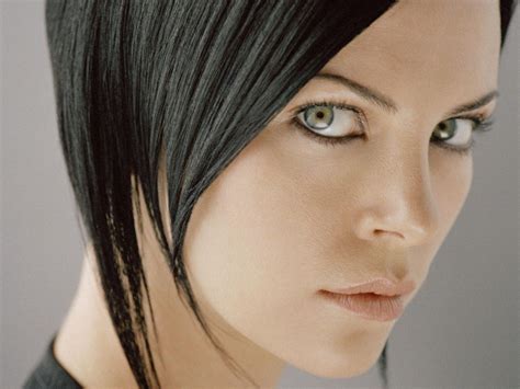 Aeon Flux Charlize Theron Hair Charlize Theron Celebrity Short Haircuts