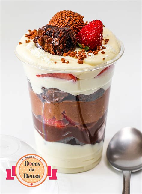 Mousse de morango também tem uma camada de chocolate. Copo brownie com morango | Copo brownie, Receitas de ...