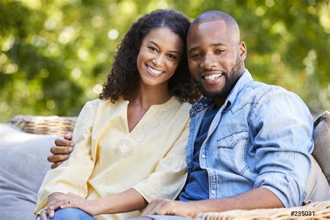 Jeunes Couples Noirs Heureux Sasseyant Et Embrassant Dans Stock