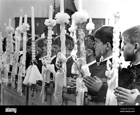 Religión Cristianismo Liturgia Comunión Primera Comunión Niños Con Velas Alemania 1969