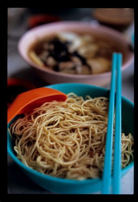 Mee kolok is food brought by the chinese of sarawak river, came to sarawak.that's why mee kolok many served in all chinese. EatingAsia: In Kuching, Noodles for the Anti-Vegan