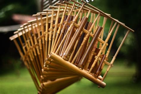 Gong merupakan alat musik tradisional yang cara memainkannya dengan dipukul dengan suatu alat. 11 Alat Musik Sunda dan Cara Memainkannya Lengkap - Kalimat ID