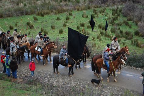 Los mapuches o araucanos, nombre dado por los españoles, son un grupo étnico amerindio que habita principalmente en el sur de chile y minoritariamente en argentina. Funeral del Weichafe Mapuche Jaime Facundo Mendoza Collio