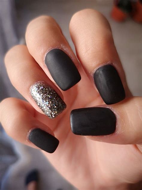 Ver más ideas sobre uñas elegantes, uñas negras, manicura de uñas. Black mate nails | Uñas negras mate, Uñas negras, Uñas