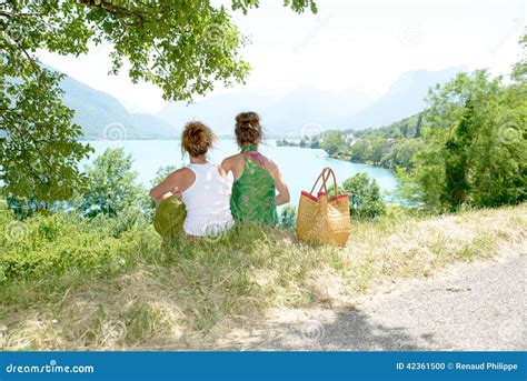 Deux Lesbiennes En Nature Admirent Le Paysage Photo Stock Image Du Adulte Stationnement
