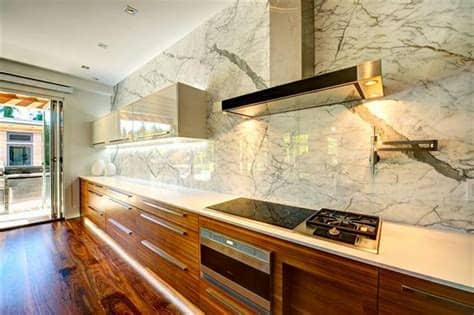 No es nada raro encontrar personas mirando la televisión. Materiales naturales: más actuales que nunca - Cocinas con ...