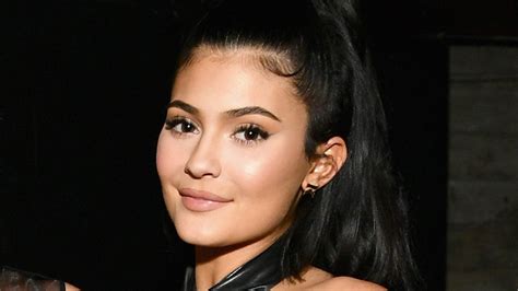 are kylie jenner s fillers really all gone a plastic surgeon weighs in entertainment tonight