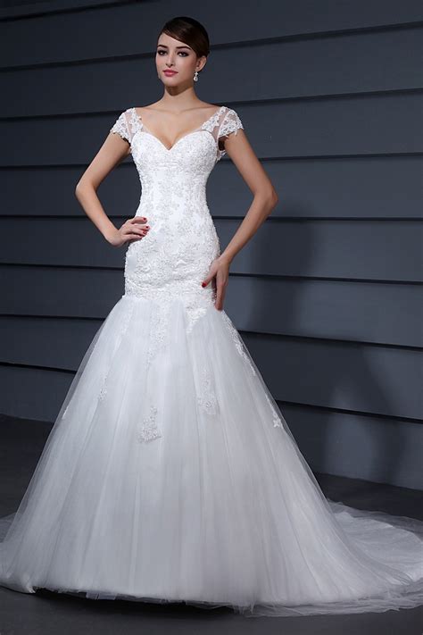 The term wedding dress often conjures images of princessy ball gowns, voluminous tulle frocks, and heavily beaded satin numbers. Perfect Beach Wedding Dresses - I Love Being a Lady