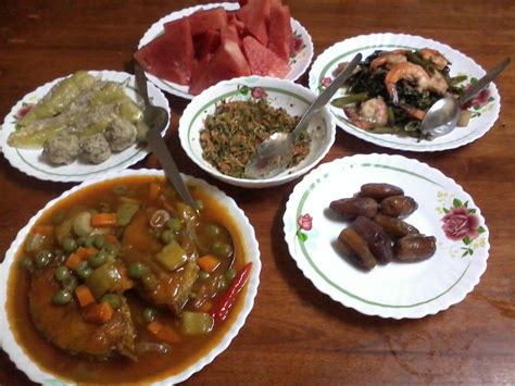 الصوم) termasuk dari furu'uddin dalam agama islam dan berarti menjauhkan diri dari melakukan beberapa perbuatan seperti makan dan minum semenjak azan subuh hingga azan maghrib. Amalan Di Bulan Ramadhan Semasa Perintah Kawalan ...