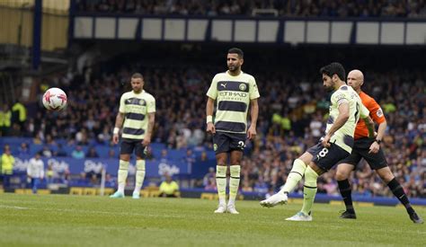Ilkay Gundogan Finesses Free Kick To Score Against Everton Futbol On