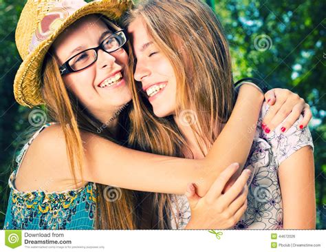 Dos Mujeres Jovenes Felices Al Aire Libre Que Abrazan Foto De Archivo