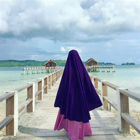 Pandanglah seorang wanita itu dengan impian untuk membimbingnya. Sebenarnya wanita itu sederhana hanya kamu yang terlalu takut sebenarnya wanita yang baik tak ...