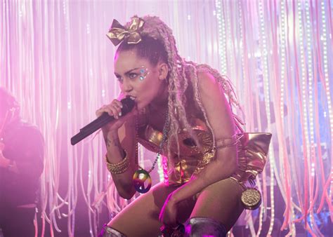 No Shortage Of Glitter At Miley Cyruss Sold Out Echostage Show The