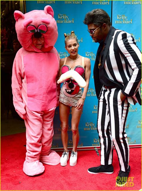 Kelly Ripa Miley Cyrus Vmas Halloween Costume With Michael Strahan As Robin Thicke Photo