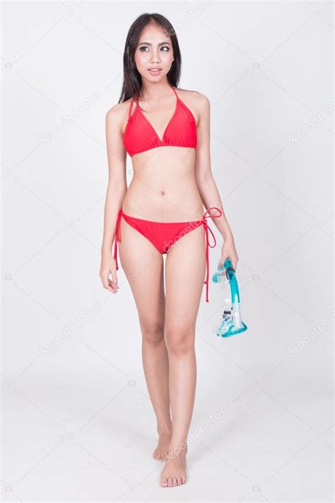 Sexy asiatische Mädchen im roten Bikini mit Schnorchel