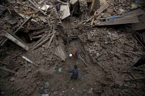 nepal earthquake cremations of victims begin amid aftershocks photos time