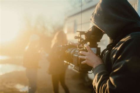 🥇 Image Of Closeup Of A Cameraman Shooting A Couple 【free Photo