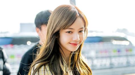 Tak Pakai Poni Penampilan Lisa Blackpink Bikin Pangling