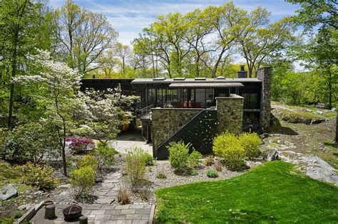 Photo Of In This M Midcentury Near New York City Radiates Strong Mad Men Vibes Dwell