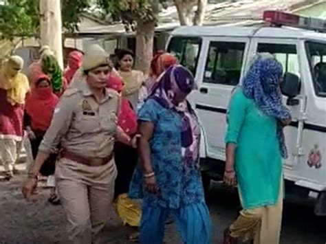 Sex Racket Running In Hapur Up Police Arrested 12 Accused Including Nepali Girls गाजियाबाद के