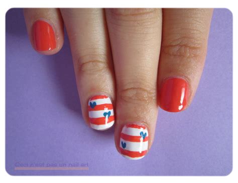 Esta decoración de uñas en rosa y azul. Ceci n'est pas un nail art: NOTD: Manicura de rayas ...