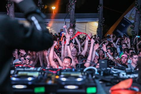 34 Insanely Amazing Snaps From Dj Mags Miami Pool Party