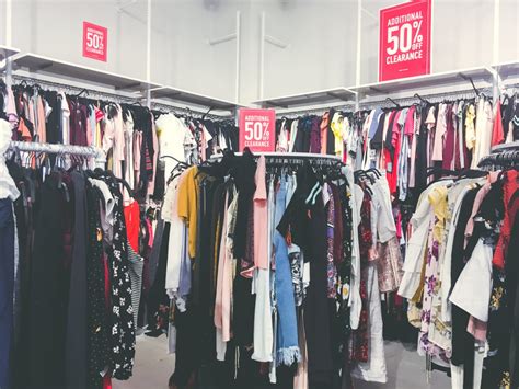 We offer fashion and quality at the best price in a more sustainable way. 少一个地方shopping了!传美国服装品牌Forever 21收入暴跌，将面临破产⁉