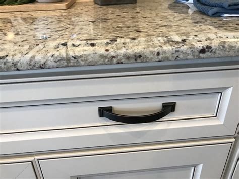 Whether you're remodeling your entire kitchen, modernizing your old desk, or implementing bathroom cabinets for increased storage, adding the right cabinet hardware as a finishing touch can dramatically improve the look. Doe-het-zelf Oil Rubbed Bronze Kitchen Cabinet Drawer ...