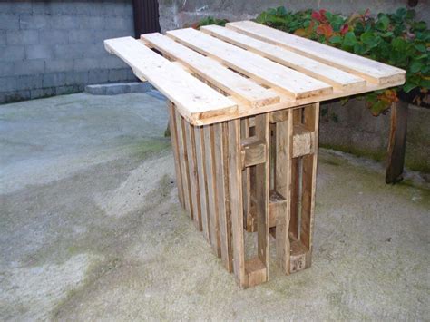 However, we seriously needed some extra tables without taking up floor space. Pallet Bar Table - Easy Pallet Ideas