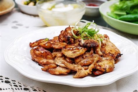 This recipe for chicken bulgogi, or dak bulgogi, features all the incredible flavors of classic bulgogi just made with white meat instead of red meat. Dak Bulgogi (Korean BBQ Chicken) - Korean Bapsang