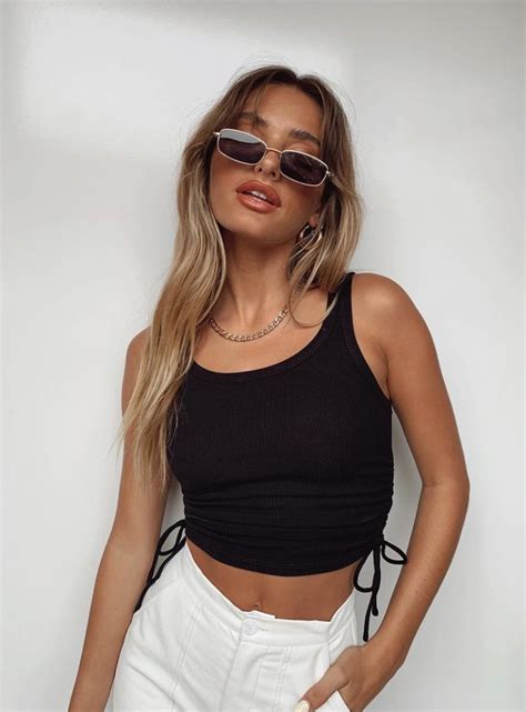 How To Wear A Crop Top 4 On Trend Outfits Youll Love College Fashion