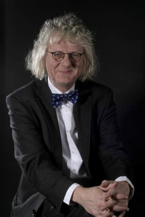 Først som muntert postbud, deretter som tryllekunstneren monsieur m, og tryllingen ble drevet såpass langt at per inge ble juniornorgesmester i 1972. Torkelsen, Per Inge | gallissas theaterverlag und ...