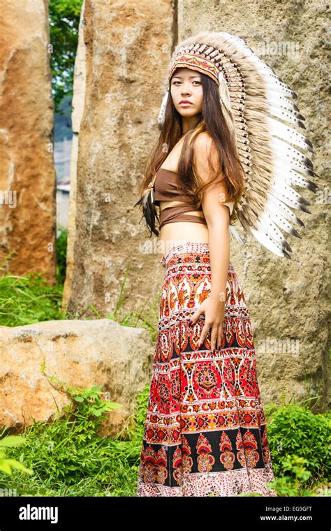 Los Indios Nativos Americanos En La Vestimenta Tradicional De Pie A