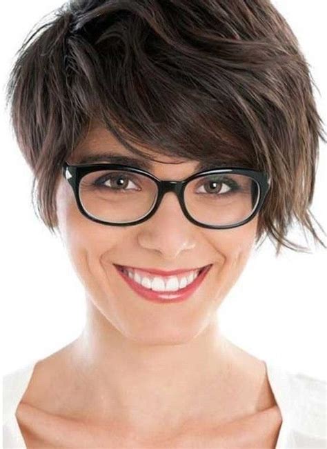 Short bob haircuts look amazing on ladies with thick hair because of how voluminous they are. 14 Great Short Hairstyles for Thick Hair - Pretty Designs